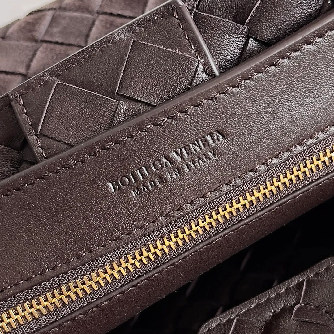 The 2023 new Andiamo batch of 1960 BV has been shipped‼ ️Really popular🔥The new Andiamo woven handbag launched by Bottega Veneta this season is really popular all over the world! ! Celebrities at home and abroad have worn it, and Oscar-winning actress Michelle Yeoh has taken it out on the street. Song Jia, Trai Yara, Yu Feihong, Sanji Ayaka, Rosie Hunting-Whiteley, Yoshioka Riho, etc. have all picked up this bag. It is classic and versatile, showing off its temperament, and the bag capacity is also large, which is very convenient for daily commuting! ! A variety of carrying methods, the shoulder straps can be adjusted by yourself, the original lambskin feels soft and delicate, and the neutral style is made to break gender boundaries and bring a more practical and longer-lasting use experience. Andiamo, which has both elegant and casual styles, perfectly interprets the true appearance of "fashionable old money style". Style number: 743568 (suede) Size: 25*22*10.5cm